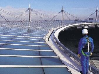 體育館內(nèi)設備檢查維修作業(yè)